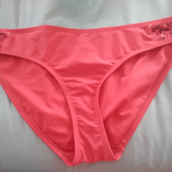 Bikini - Picture 7 of 12